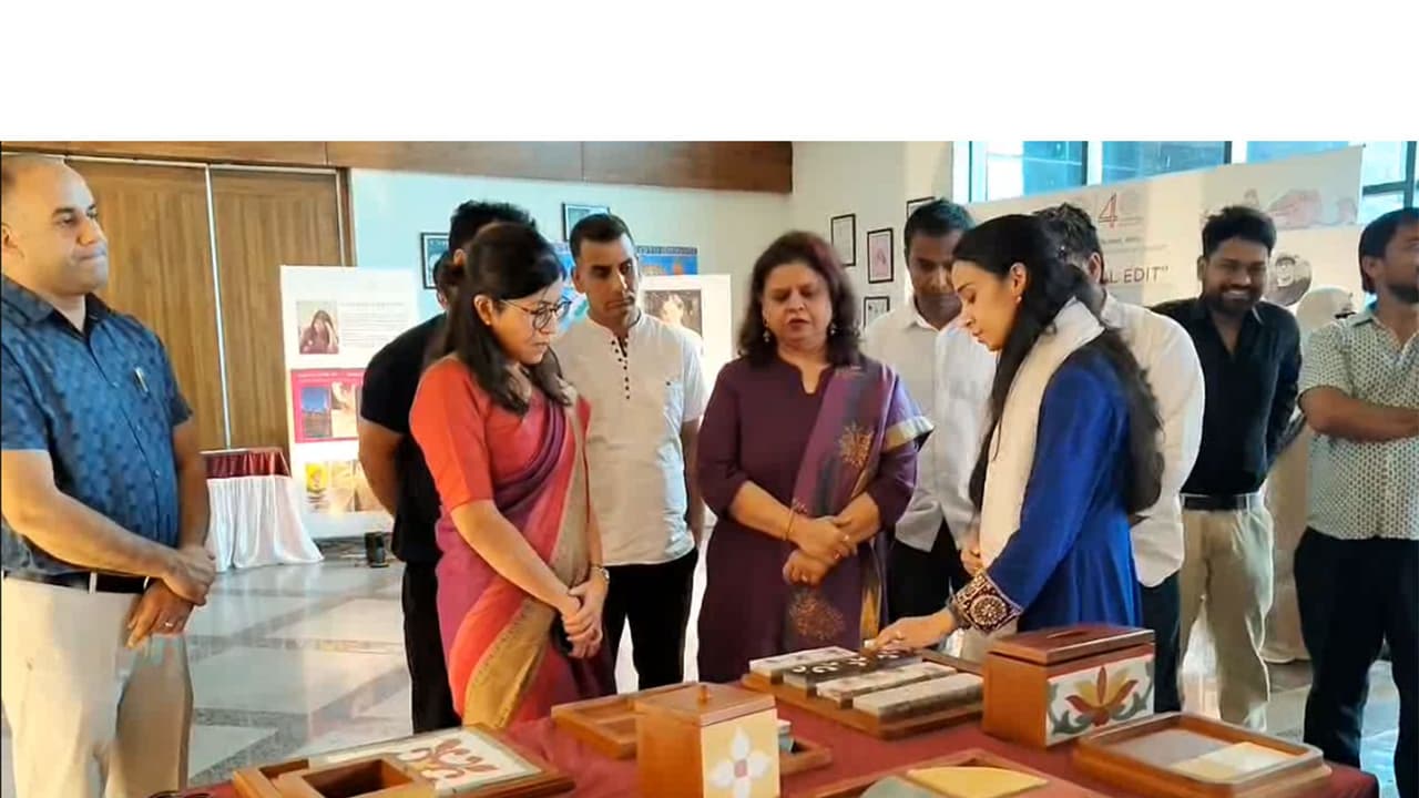 NIFT Budgam student showcasing her creations to J&K Transport Secretary Avny Lavasa (Photo/ANI) NIFT Budgam student showcasing her creations to J&K Transport Secretary Avny Lavasa (Photo/ANI)