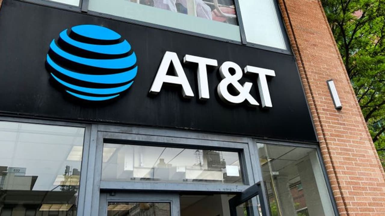 https://stocktwits.com/news articles/markets/equity/at and t warns tariffs could raise smartphone prices but reaffirms 2025 guidance/chQZcDiRbg0