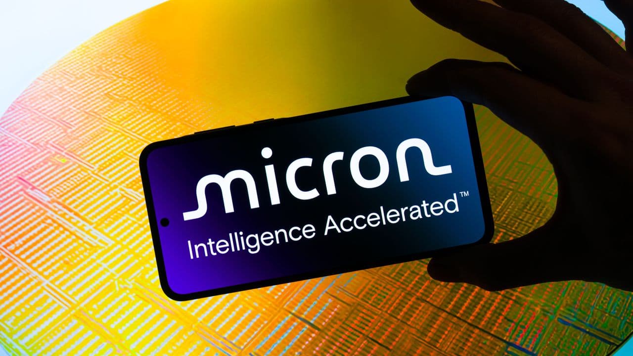 https://stocktwits.com/news articles/markets/equity/micron s blowout q4 pushes memory peak further out but investors still see a cycle risk/cZDiCnCRBiW https://stocktwits.com/news articles/markets/equity/micron s blowout q4 pushes memory peak further out but investors still see a cycle risk/cZDiCnCRBiW