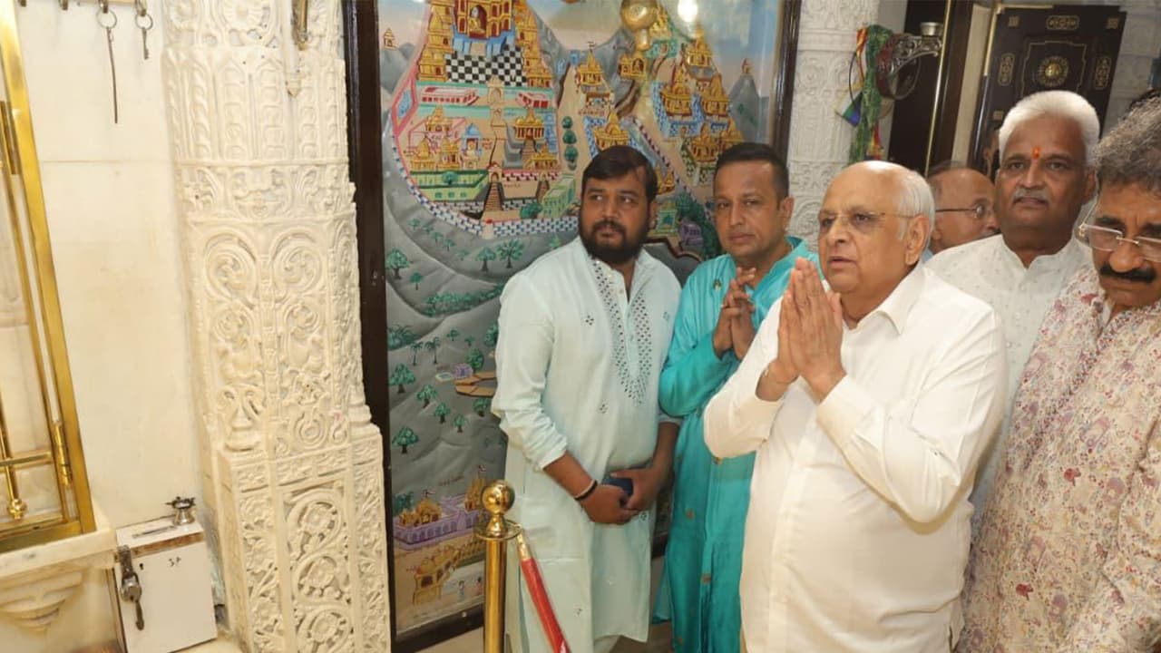 Gujarat CM performs darshan of Lord Mahavir’s Aangi Shringar at Devkinandan Derasar in Ahmedabad (Photo/CMO) Gujarat CM performs darshan of Lord Mahavir’s Aangi Shringar at Devkinandan Derasar in Ahmedabad (Photo/CMO)
