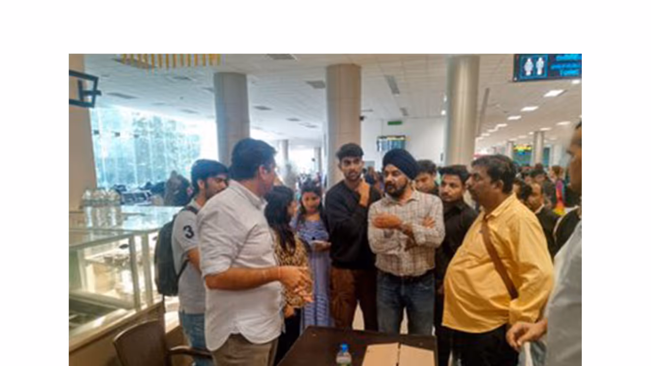 Indian mission assists stranded passengers at Colombo Airport (Photo/@IndiainSL) Indian mission assists stranded passengers at Colombo Airport (Photo/@IndiainSL)