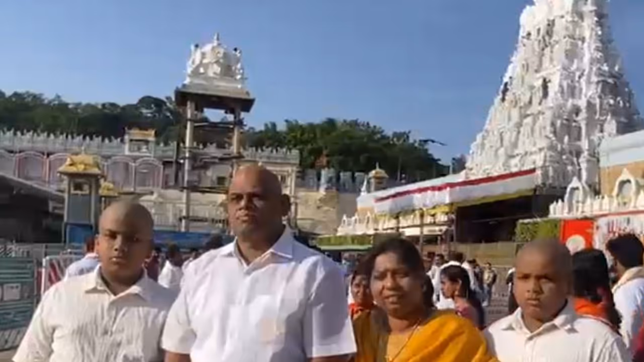 Sri Lankan MP Elayathamby Sreenath visits Sri Venkateswara Swamy Temple at Tirumala, Andhra Pradesh (Photo/ANI) Sri Lankan MP Elayathamby Sreenath visits Sri Venkateswara Swamy Temple at Tirumala, Andhra Pradesh (Photo/ANI)