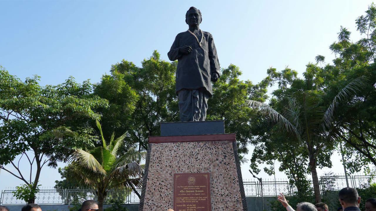 Gujarat Chief Minister Bhupendra Patel paid floral tribute to Pandit Deendayal Upadhyaya on his birth anniversary at Anupam Bridge (Photo/ ANI) Gujarat Chief Minister Bhupendra Patel paid floral tribute to Pandit Deendayal Upadhyaya on his birth anniversary at Anupam Bridge (Photo/ ANI)