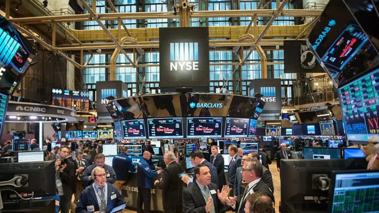 US Stock Futures Rise After Trump Induced Plunge, Strategist Upholds Defensive Position: Traders Eye Verizon, Tesla Earnings US Stock Futures Rise After Trump Induced Plunge, Strategist Upholds Defensive Position: Traders Eye Verizon, Tesla Earnings