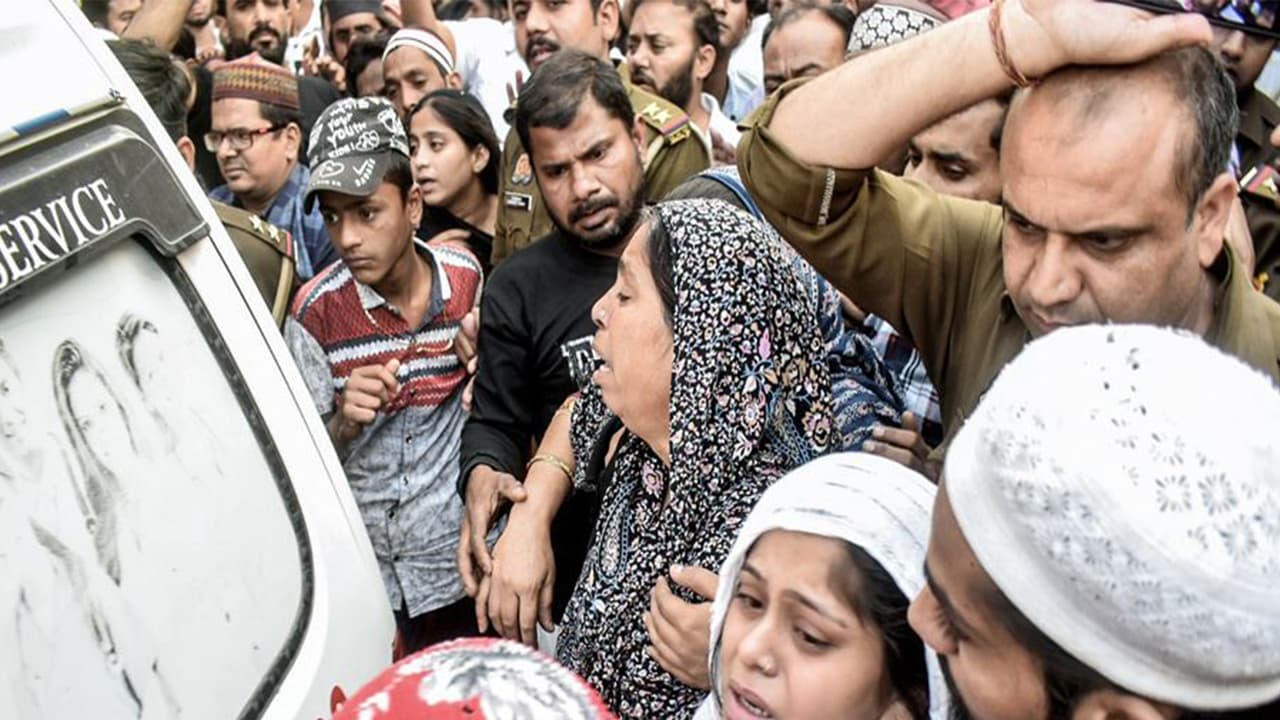 Relatives of victims of Delhi blast mourn loss of loved ones (Photo: ANI) Relatives of victims of Delhi blast mourn loss of loved ones (Photo: ANI)