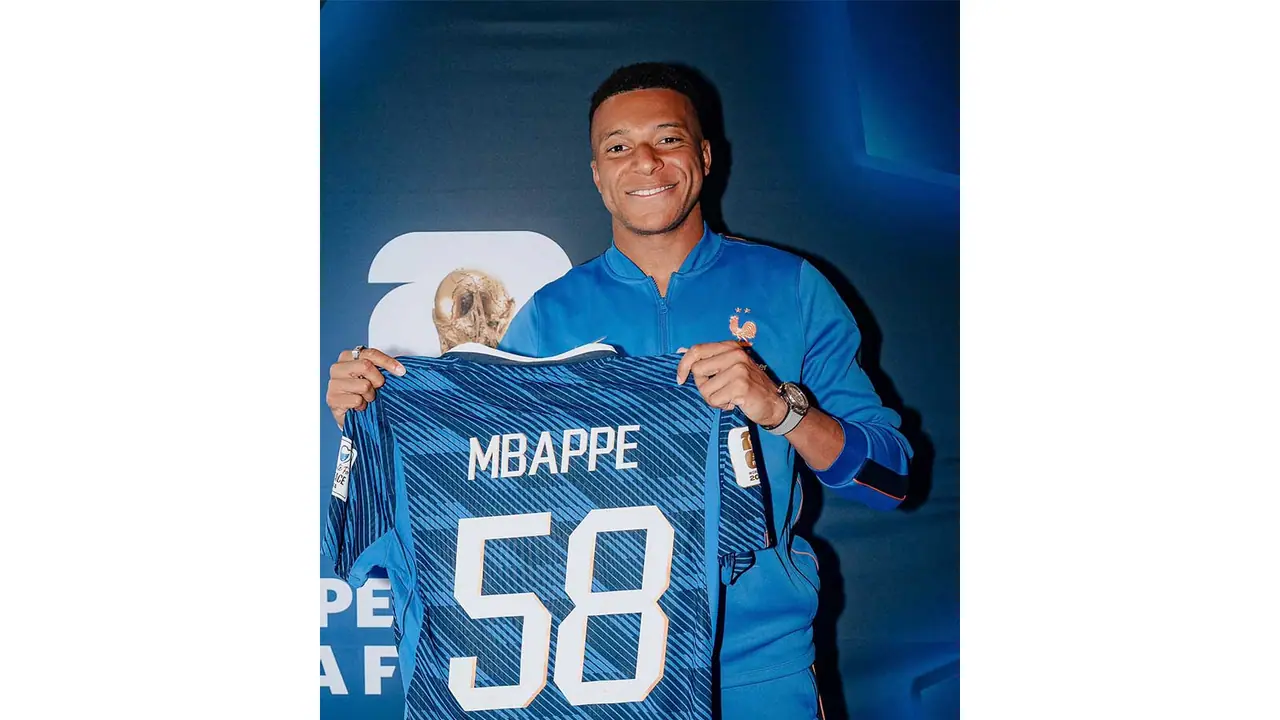 Kylian Mbappe receive a jersey marked with the number 58. (Photo/@KMbappe) Kylian Mbappe receive a jersey marked with the number 58. (Photo/@KMbappe)