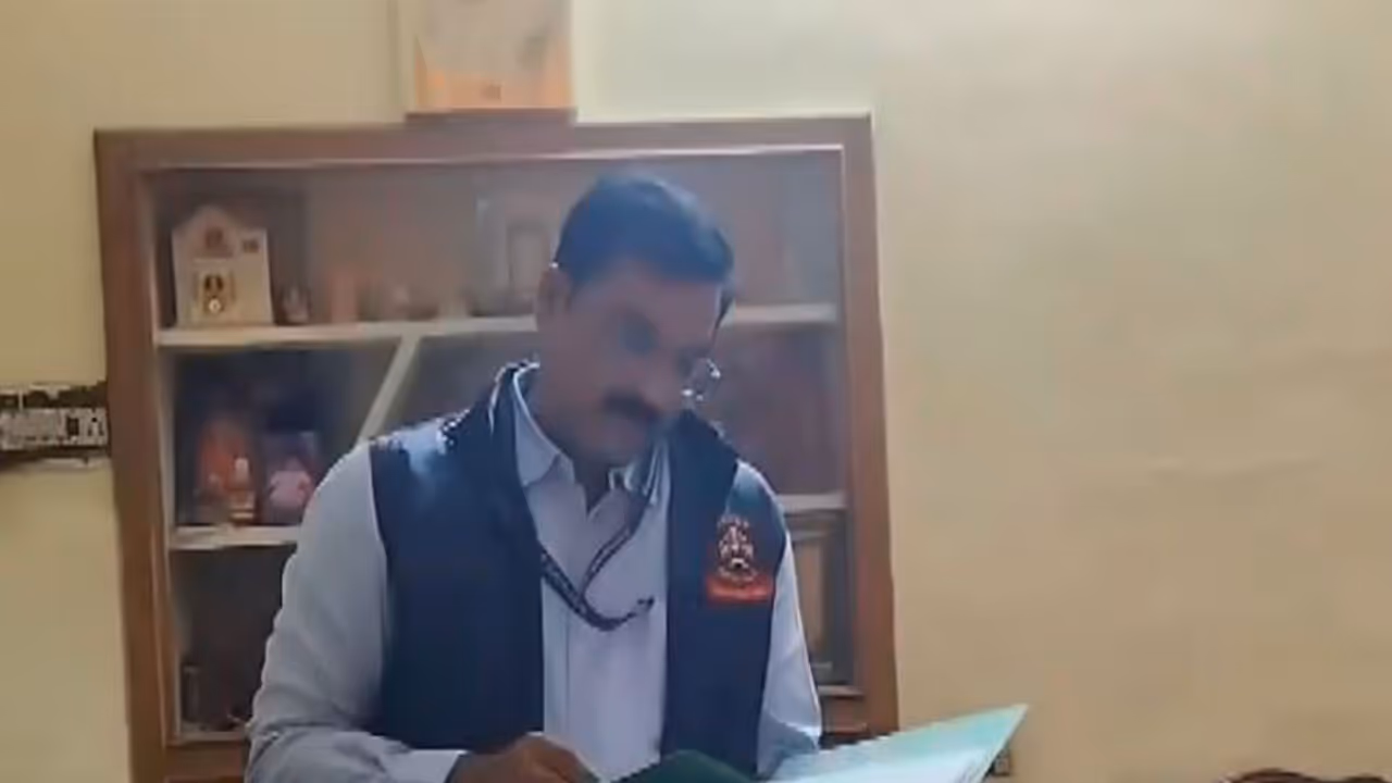 Lokayukta raid in the premises of a GESCOM Assistant Executive Engineer (Photo/ANI) Lokayukta raid in the premises of a GESCOM Assistant Executive Engineer (Photo/ANI)