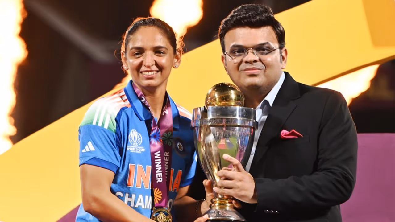 Jay Shah giving the trophy to skipper Harmanpreet Kaur (Photo: @JayShah X) Jay Shah giving the trophy to skipper Harmanpreet Kaur (Photo: @JayShah X)