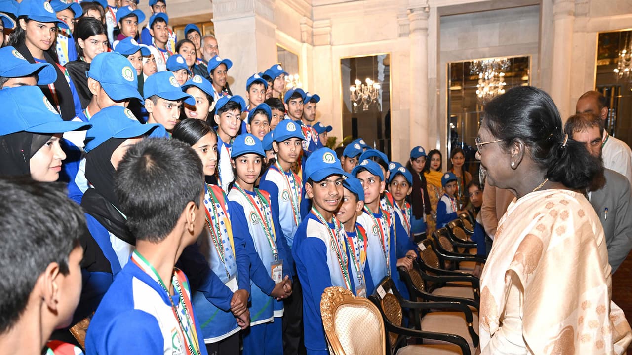 President Draupadi Murmu with youth delegation from Jammu and Kashmir at Rastrapati Bhavan (Photo/x/@rashtrapatibhvn) President Draupadi Murmu with youth delegation from Jammu and Kashmir at Rastrapati Bhavan (Photo/x/@rashtrapatibhvn)
