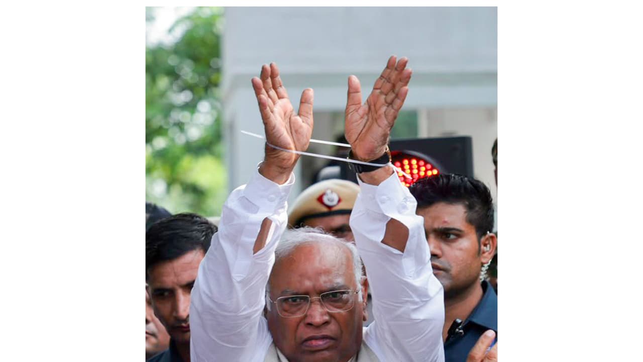 Congress president Mallikarjun Kharge at party's protest at Lok Kalyan Marg (Photo/ANI) Congress president Mallikarjun Kharge at party's protest at Lok Kalyan Marg (Photo/ANI)