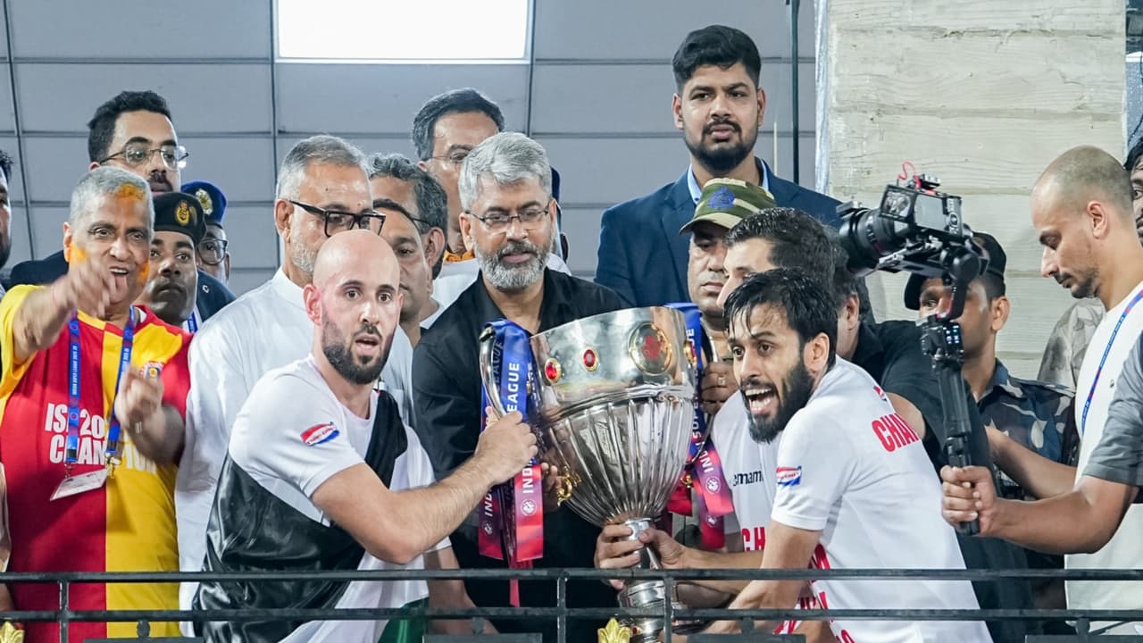 East Bengal players with the ISL title. (Photo: ISL) East Bengal players with the ISL title. (Photo: ISL)