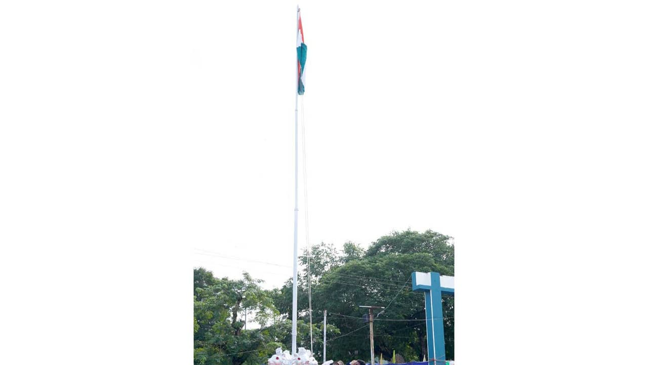 District Collector Ma. Sivaguru Prabhakaran hoisted the national flag at the Police Armed Forces Ground. (Photo / ANI) District Collector Ma. Sivaguru Prabhakaran hoisted the national flag at the Police Armed Forces Ground. (Photo / ANI)