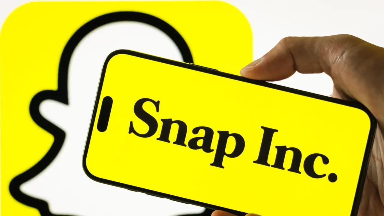 https://stocktwits.com/news articles/markets/equity/snap stock drops snap launches ar smart glasses but retail is skeptical on over 2 000 price tag/cZKW6FjR74V https://stocktwits.com/news articles/markets/equity/snap stock drops snap launches ar smart glasses but retail is skeptical on over 2 000 price tag/cZKW6FjR74V
