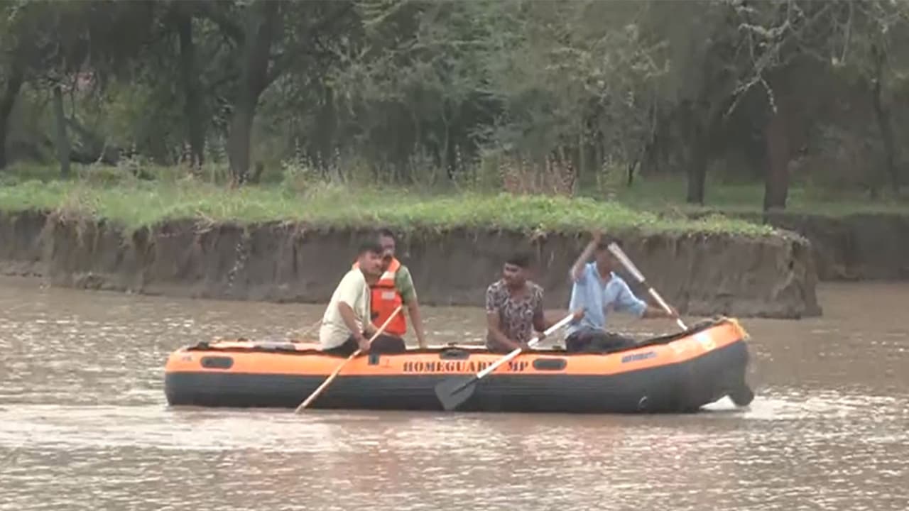 SDERF continues search operation (Photo/ANI) SDERF continues search operation (Photo/ANI)