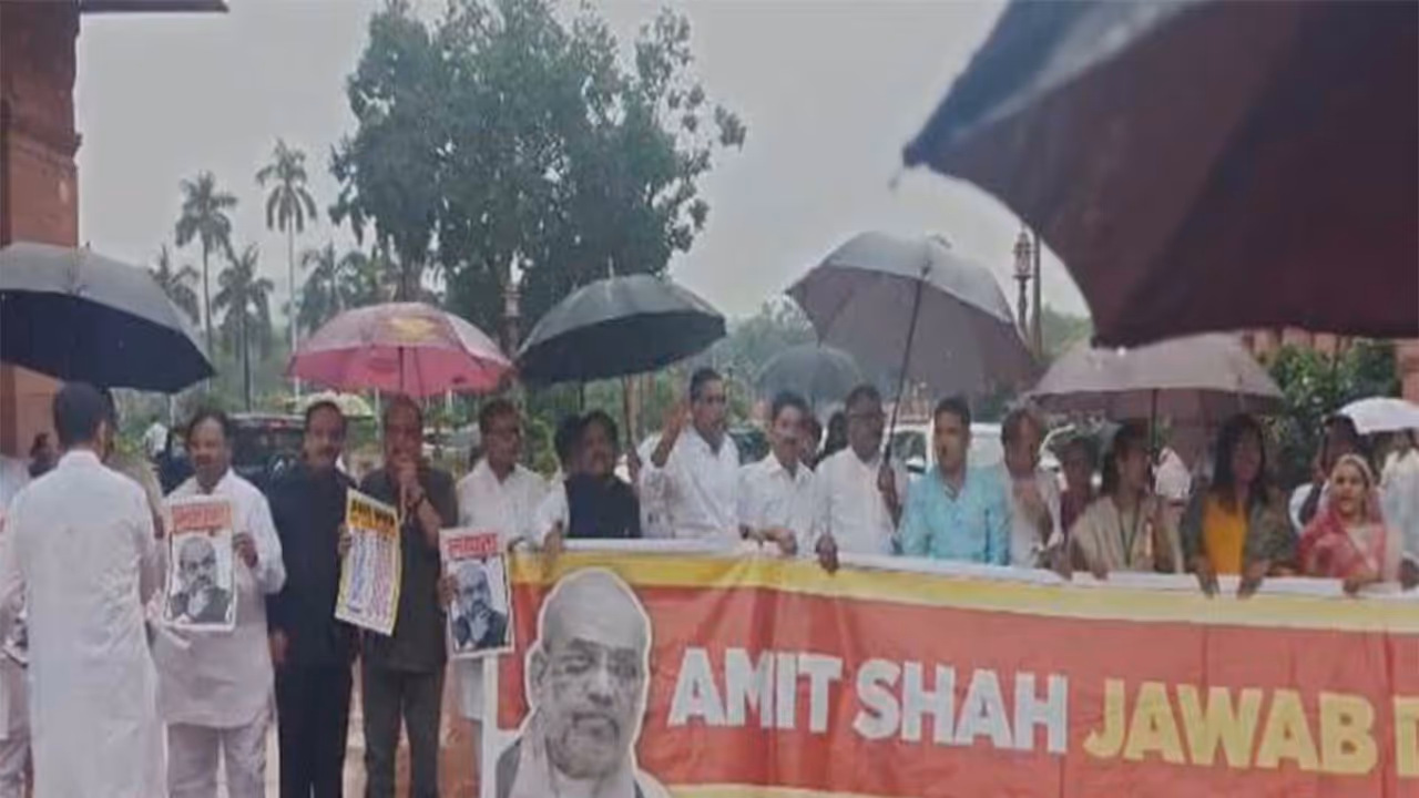 Opposition MPs protesting infront of Makar Dwar of Parliament (Photo/ANI) Opposition MPs protesting infront of Makar Dwar of Parliament (Photo/ANI)