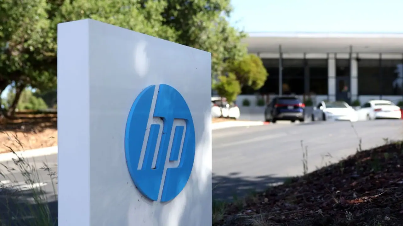 HP Stock Slips As Weak PC, Printing Sales Weigh On Q1: Retail Stays Cautious As Trump Tariffs Cloud Outlook