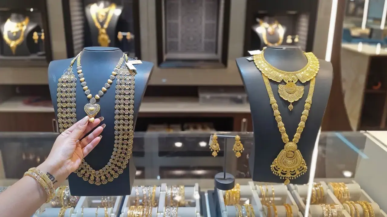 https://stocktwits.com/news articles/markets/equity/kalyan jewellers q4 results time to buy or wait sebi ra pathak/chiWZRIRbld