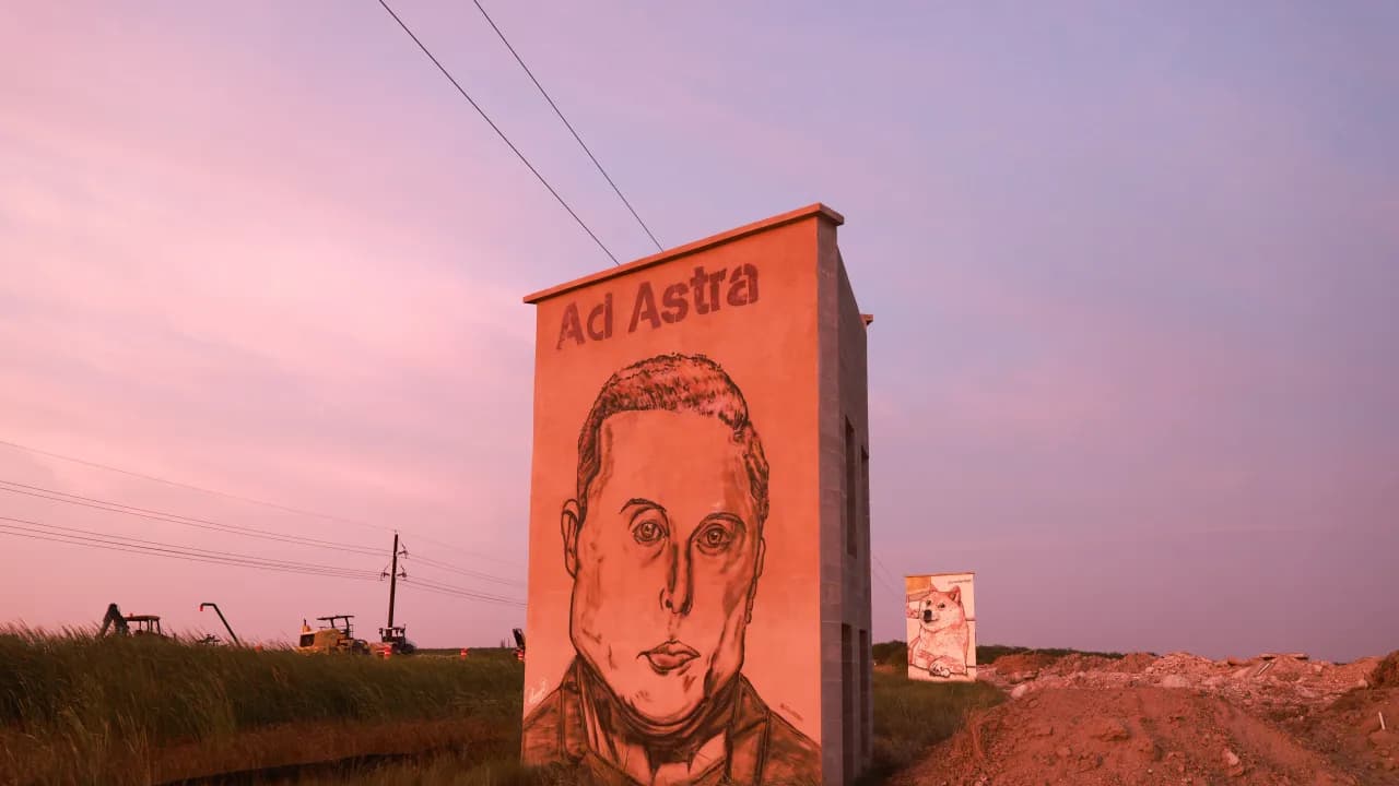 https://stocktwits.com/news articles/markets/equity/chamath palihapitiya draws parallel between space x short sellers and early tesla bears warning they could go broke/cZo5M6zRJ4L https://stocktwits.com/news articles/markets/equity/chamath palihapitiya draws parallel between space x short sellers and early tesla bears warning they could go broke/cZo5M6zRJ4L