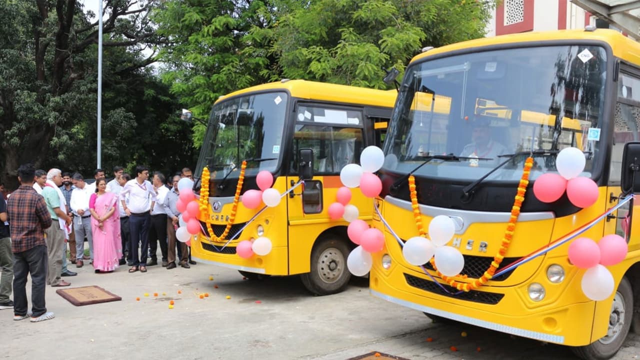 IIT(BHU) inaugurates two new buses to enhance transportation facilities for students (Photo: IIT BHU) IIT(BHU) inaugurates two new buses to enhance transportation facilities for students (Photo: IIT BHU)
