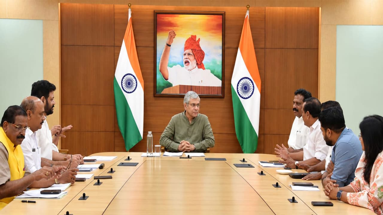 Ashwini Vaishnaw addressing Members of Parliament during the meeting (Photo/@AshwiniVaishnaw X) Ashwini Vaishnaw addressing Members of Parliament during the meeting (Photo/@AshwiniVaishnaw X)