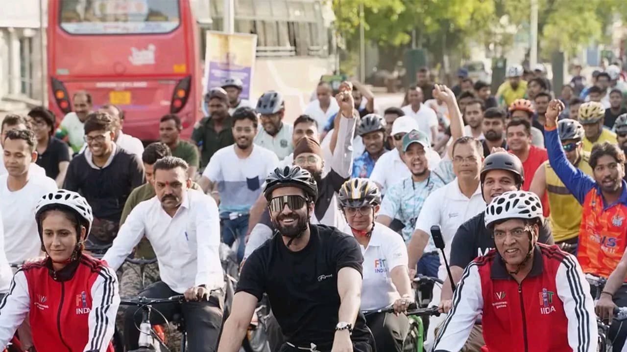 Mansukh Mandaviya (left) and Ayushmann Khurrana (middle) (Photo: PIB) Mansukh Mandaviya (left) and Ayushmann Khurrana (middle) (Photo: PIB)