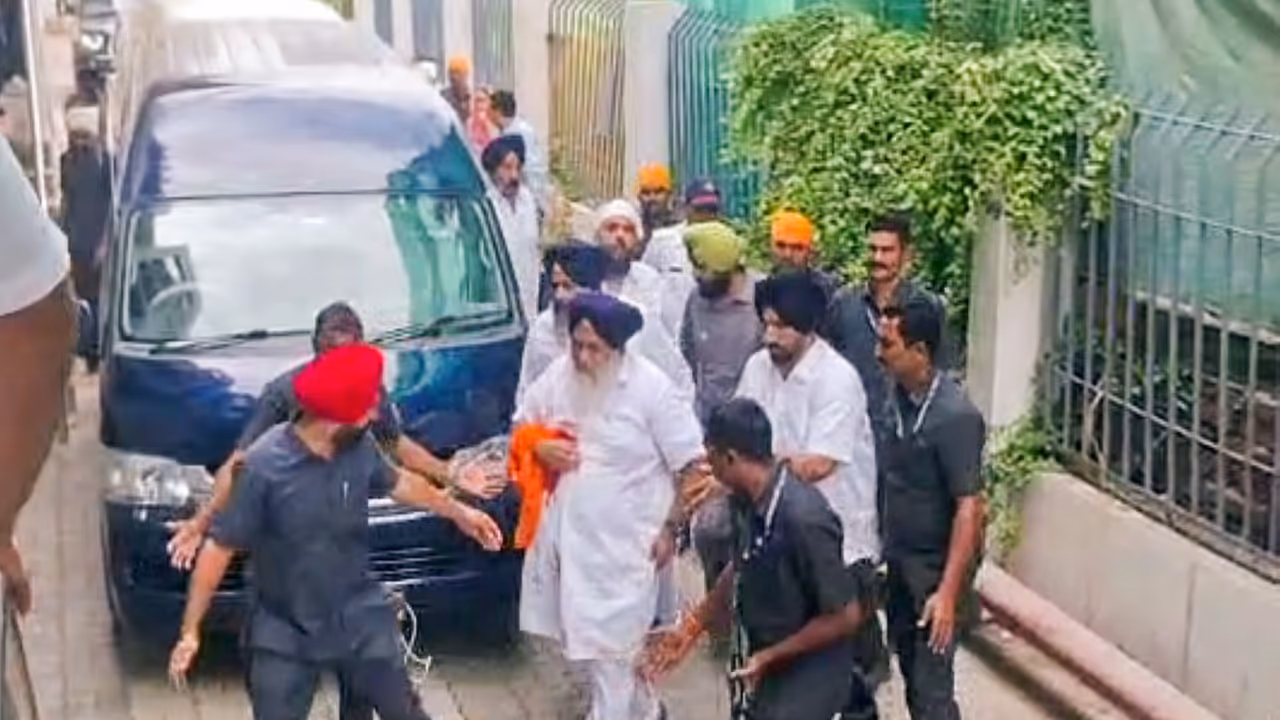 SAD chief Sukhbir Singh Badal being rushed to hospital in Nanded, Maharashtra (Photo/ANI) SAD chief Sukhbir Singh Badal being rushed to hospital in Nanded, Maharashtra (Photo/ANI)