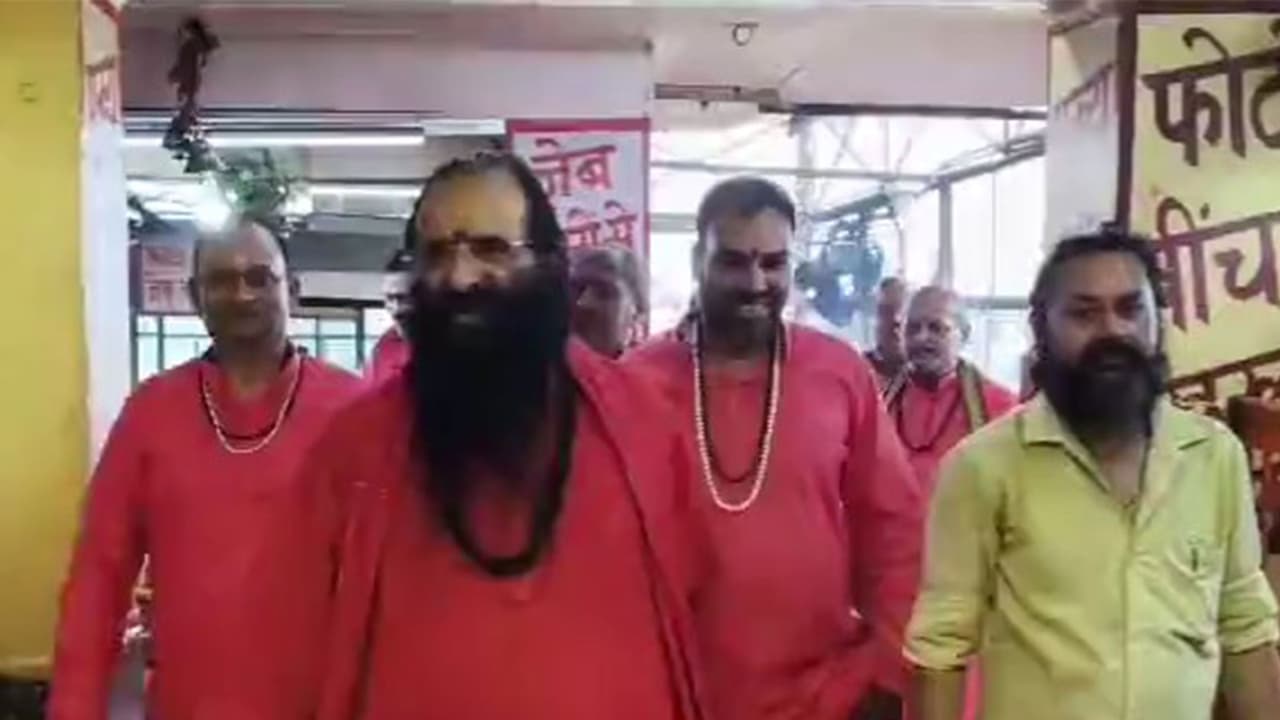 Mansa Devi temple priests wear attire without pockets in Haridwar (Photo/ANI) Mansa Devi temple priests wear attire without pockets in Haridwar (Photo/ANI)