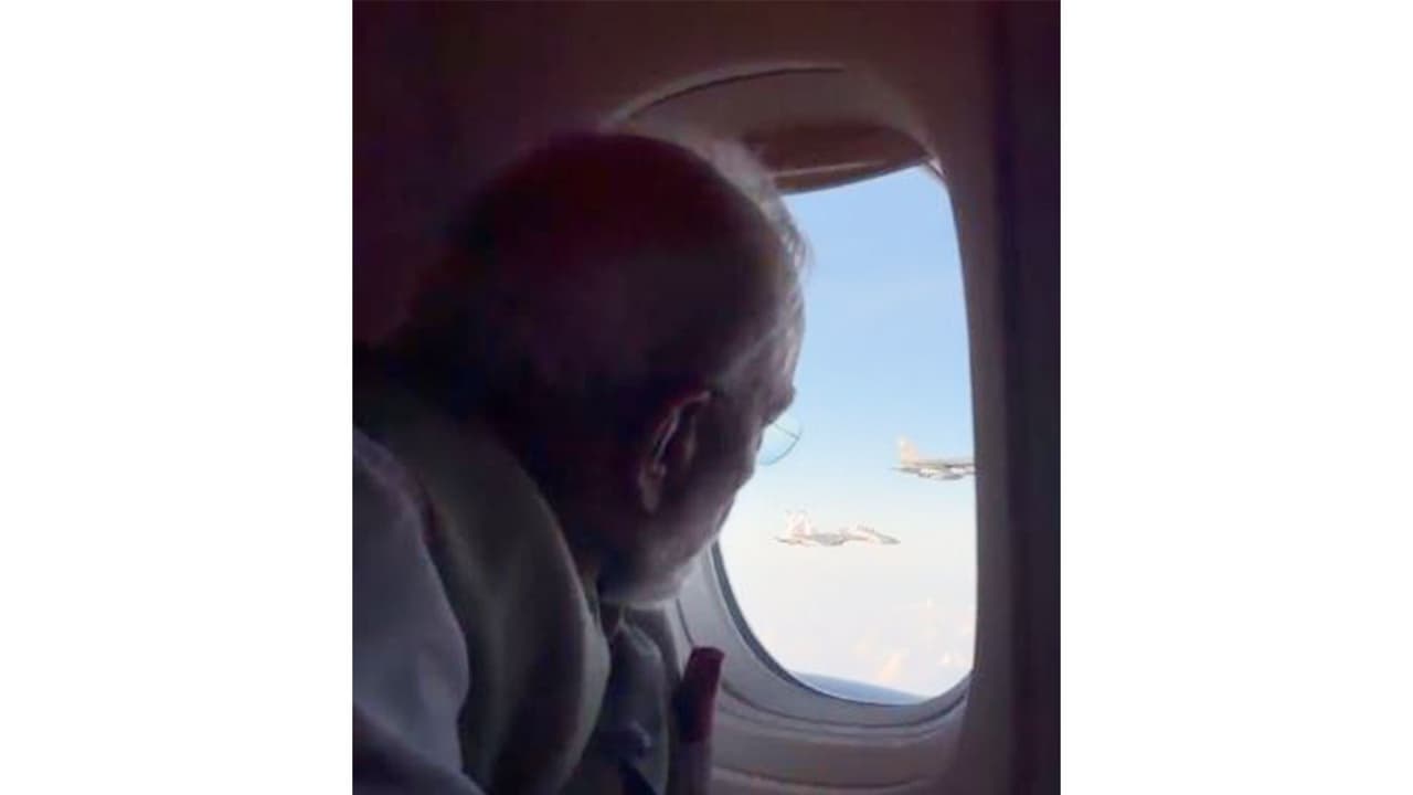 PM Modi's plane accompanied by Indonesian fighter planes (Photo/DD) PM Modi's plane accompanied by Indonesian fighter planes (Photo/DD)