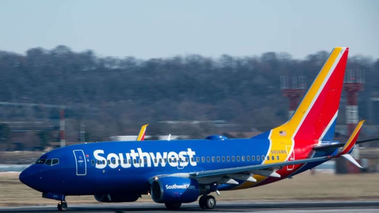 https://stocktwits.com/news articles/markets/equity/southwest airlines joins peers in pulling 2025 outlook but retail stays bullish/chQnHFyRbgH