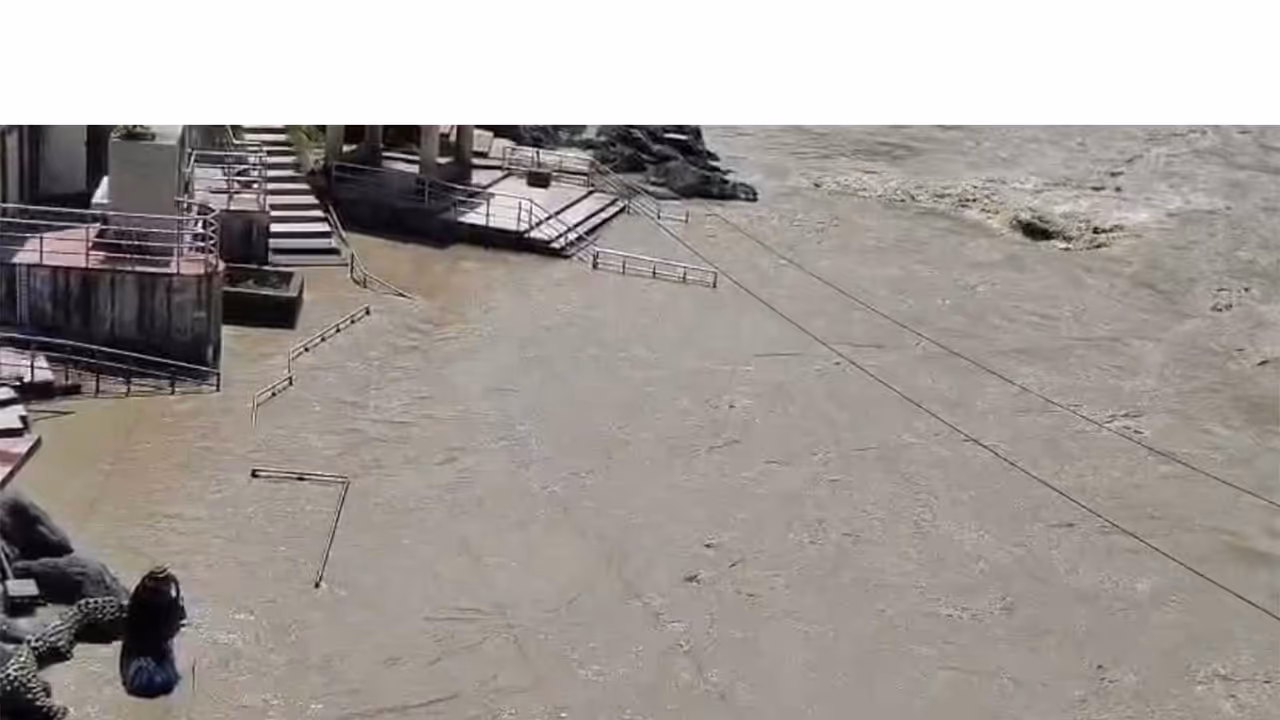 Heavy rainfall in upper Garhwal submerges Namami Ghat (Photo/ANI) Heavy rainfall in upper Garhwal submerges Namami Ghat (Photo/ANI)
