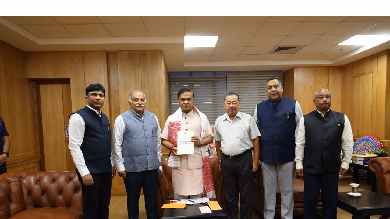 Assam ex servicemen present ₹25 lakh cheque to Chief Minister’s Relief Fund (Photo/ANI) Assam ex servicemen present ₹25 lakh cheque to Chief Minister’s Relief Fund (Photo/ANI)