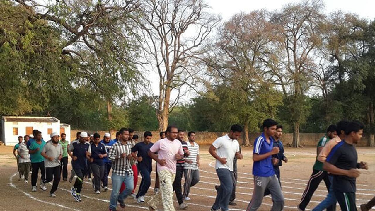 కానిస్టేబుల్ శిక్షణ.. రన్నింగ్ చేస్తూ.. కుప్పకూలిన యువకుడు కానిస్టేబుల్ శిక్షణ.. రన్నింగ్ చేస్తూ.. కుప్పకూలిన యువకుడు