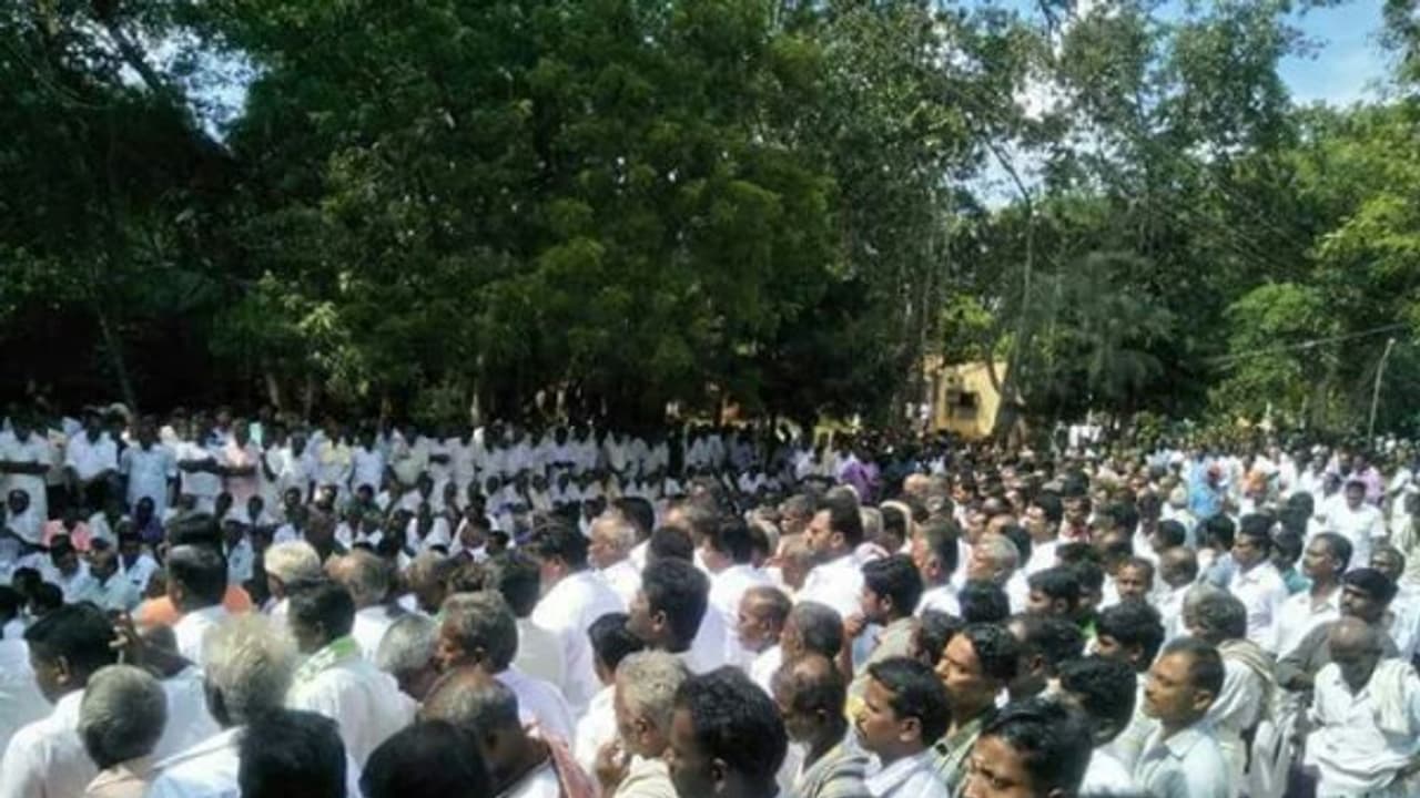 ஓபிஎஸ்க்கு எதிரான போராட்டத்தில் கரம் கோர்த்த திமுக – அதிமுக அம்மா அணி தொண்டர்கள் !! மேலூரில் கடையடைப்பு…மறியல் !!! ஓபிஎஸ்க்கு எதிரான போராட்டத்தில் கரம் கோர்த்த திமுக – அதிமுக அம்மா அணி தொண்டர்கள் !! மேலூரில் கடையடைப்பு…மறியல் !!!