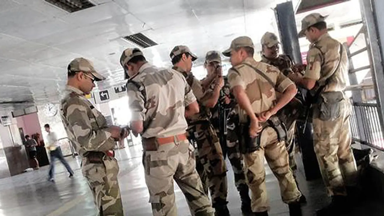 ৩৭০ বিলোপের পর বাড়তি সতর্কতা, দিল্লি মেট্রোয় কড়া নিরাপত্তা ৩৭০ বিলোপের পর বাড়তি সতর্কতা, দিল্লি মেট্রোয় কড়া নিরাপত্তা