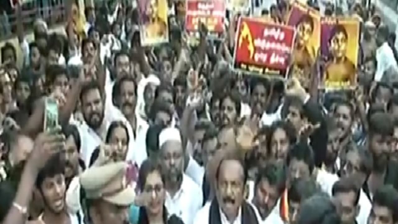 தடையை மீறி மெரினா செல்ல முயன்ற வைகோ, திருமுருகன்காந்தி கைது...! தடையை மீறி மெரினா செல்ல முயன்ற வைகோ, திருமுருகன்காந்தி கைது...!