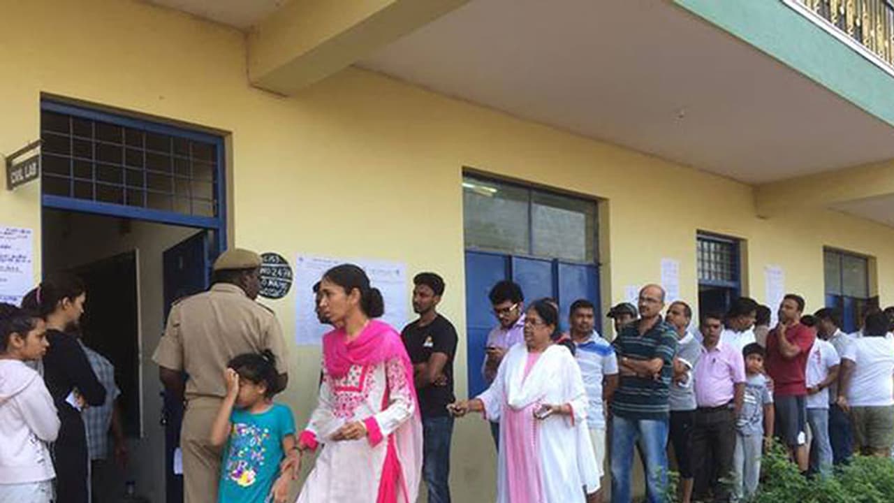 കര്ണ്ണാടകയില് വോട്ടെടുപ്പ് പുരോഗമിക്കുന്നു; പ്രതീക്ഷയോടെ കോണ്ഗ്രസും ബിജെപിയും കര്ണ്ണാടകയില് വോട്ടെടുപ്പ് പുരോഗമിക്കുന്നു; പ്രതീക്ഷയോടെ കോണ്ഗ്രസും ബിജെപിയും