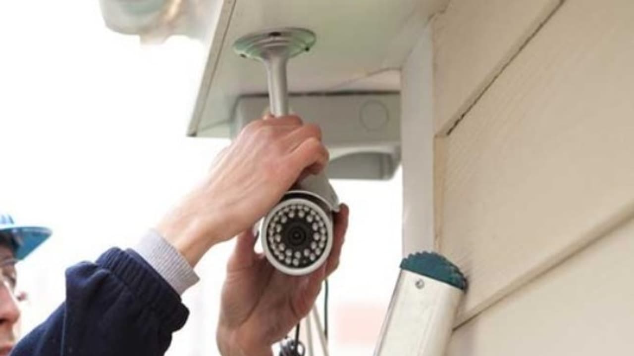 திருட்டு போன்ற குற்றச் சம்பவங்கள் நிகழாமல் இருக்க கேமராக்களை பொருத்துங்கள் மாவட்ட எஸ்.பி, மக்களுக்கு யோசனை... திருட்டு போன்ற குற்றச் சம்பவங்கள் நிகழாமல் இருக்க கேமராக்களை பொருத்துங்கள் மாவட்ட எஸ்.பி, மக்களுக்கு யோசனை...