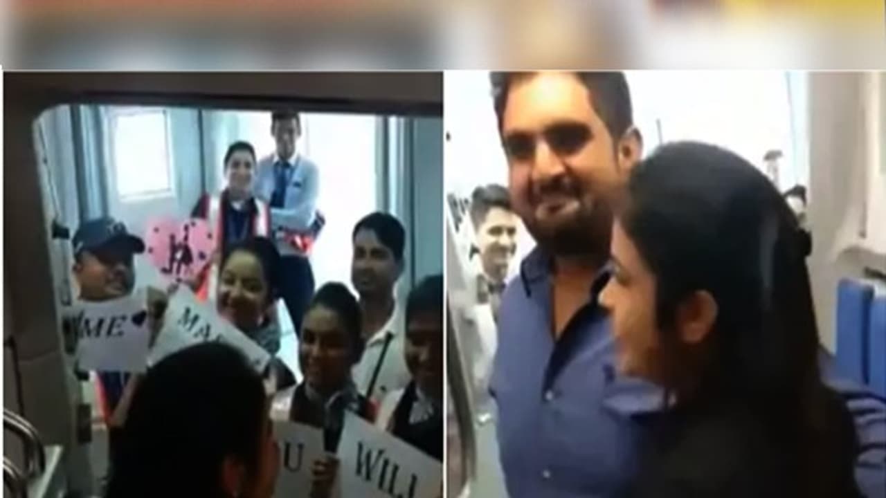 விமானத்தில் நடந்த ரொமான்ஸ்...! என்ஜாய் பண்ணிய சக பயணிகள்...! விமானத்தில் நடந்த ரொமான்ஸ்...! என்ஜாய் பண்ணிய சக பயணிகள்...!