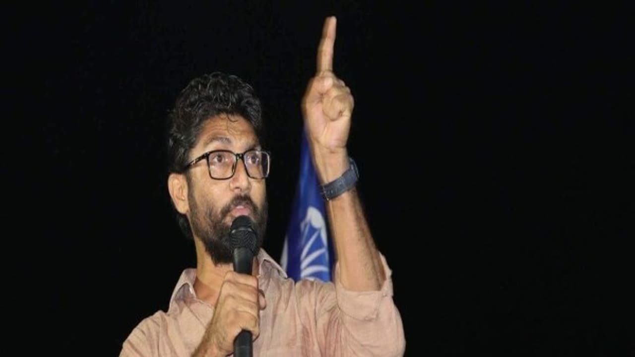 பா.ஜனதாவுடன் நேரடி மோதல் குஜராத் தேர்தலில் ‘தலித் போராளி’ மேவானி போட்டி பா.ஜனதாவுடன் நேரடி மோதல் குஜராத் தேர்தலில் ‘தலித் போராளி’ மேவானி போட்டி