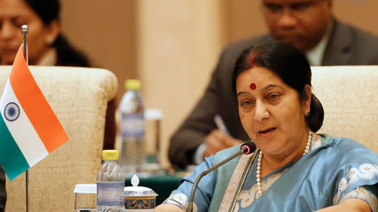 ಕಾಶ್ಮೀರಿ ವಿದ್ಯಾರ್ಥಿಗೆ ದೇಶಾಭಿಮಾನದ ಪಾಠ ಮಾಡಿದ ಸುಷ್ಮಾ ಮೇಡಮ್ ಕಾಶ್ಮೀರಿ ವಿದ್ಯಾರ್ಥಿಗೆ ದೇಶಾಭಿಮಾನದ ಪಾಠ ಮಾಡಿದ ಸುಷ್ಮಾ ಮೇಡಮ್