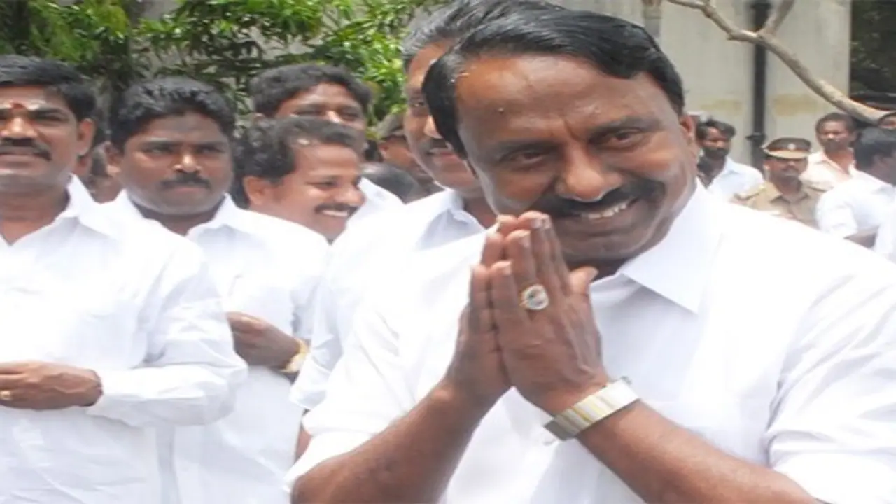 ஊரக உள்ளாட்சித் தேர்தல் வாக்குப்பதிவு.... வரிசையில் நின்று வாக்களித்த அமைச்சர் செங்கோட்டையன்...!