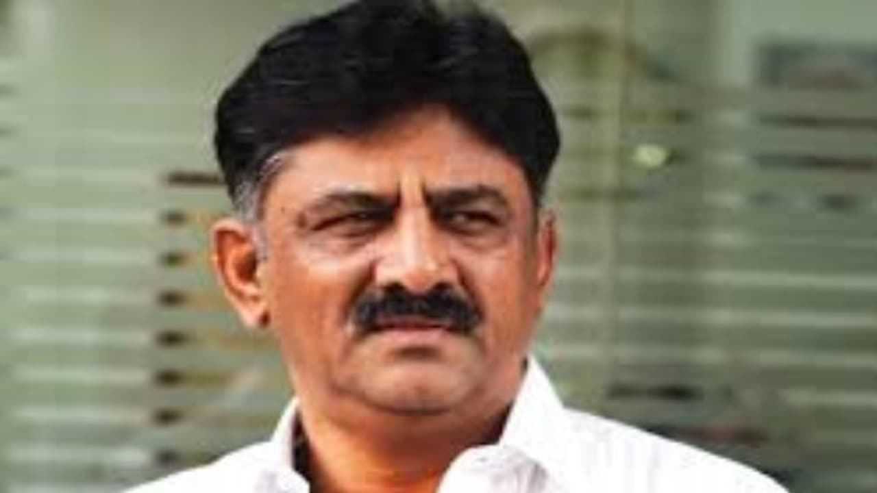 రంగంలోకి ట్రబుల్ షూటర్: రెబెల్స్తో డీకే శివకుమార్ చర్చలు రంగంలోకి ట్రబుల్ షూటర్: రెబెల్స్తో డీకే శివకుమార్ చర్చలు