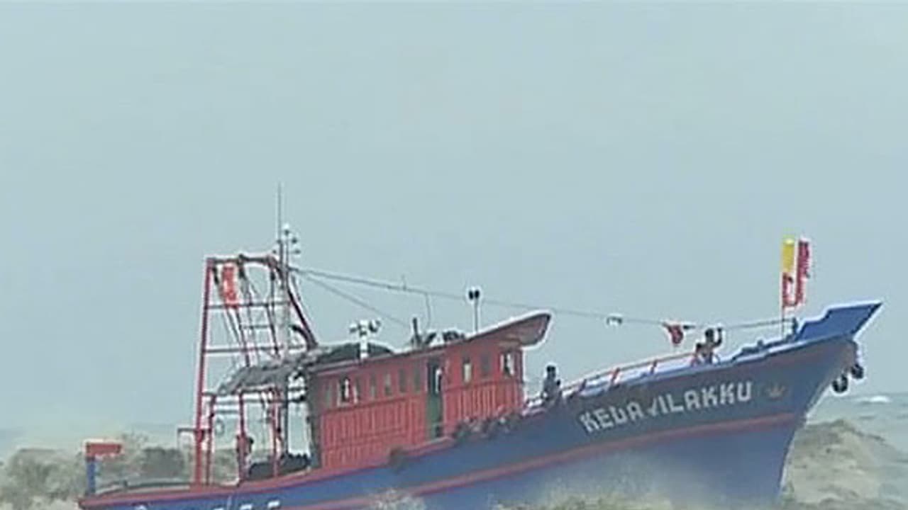 ഓഖി: തെരച്ചിലിനായി കൂടുതല് ബോട്ടുകള് ഓഖി: തെരച്ചിലിനായി കൂടുതല് ബോട്ടുകള്