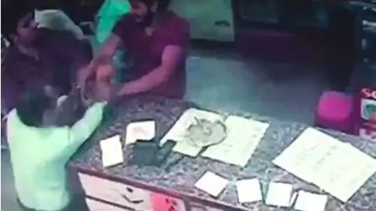 ഭക്ഷണം വാങ്ങാനെത്തിയവര് ജീവനക്കാരെ തല്ലി, ഹോട്ടലില് പിന്നീട് നടന്നത് ബോളിവുഡിനെ വെല്ലുന്ന രംഗങ്ങള് ഭക്ഷണം വാങ്ങാനെത്തിയവര് ജീവനക്കാരെ തല്ലി, ഹോട്ടലില് പിന്നീട് നടന്നത് ബോളിവുഡിനെ വെല്ലുന്ന രംഗങ്ങള്