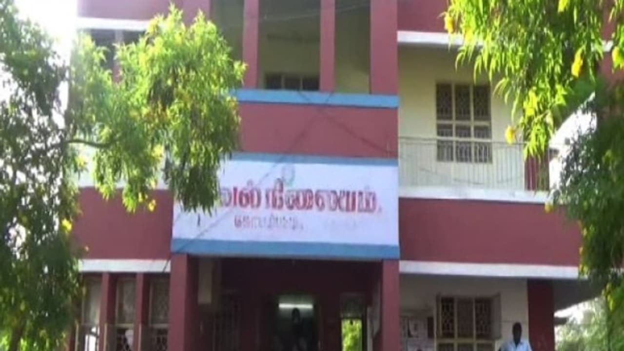 15 வயது சிறுவனைக் கடத்தி குடும்பம் நடத்திய 22 வயது பெண்...! 15 வயது சிறுவனைக் கடத்தி குடும்பம் நடத்திய 22 வயது பெண்...!