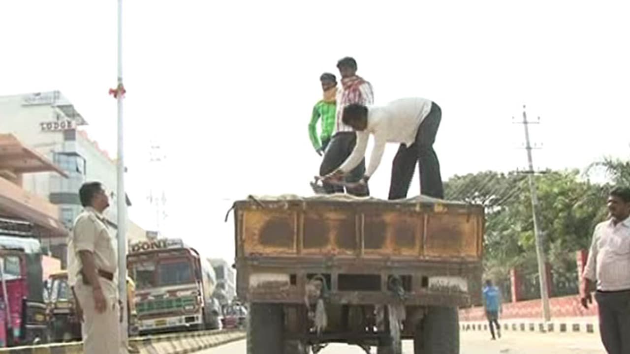 ನಗರಸಭೆ ಅಧಿಕಾರಿಗಳನ್ನು ತಲೆ ತಗ್ಗಿಸುವಂತೆ ಮಾಡಿದ ಪೊಲೀಸ್ ಅಧಿಕಾರಿಯ ಸಾಮಾಜಿಕ ಕಳಕಳಿ ನಗರಸಭೆ ಅಧಿಕಾರಿಗಳನ್ನು ತಲೆ ತಗ್ಗಿಸುವಂತೆ ಮಾಡಿದ ಪೊಲೀಸ್ ಅಧಿಕಾರಿಯ ಸಾಮಾಜಿಕ ಕಳಕಳಿ