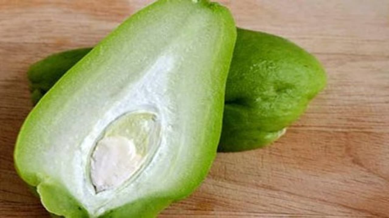 உங்களுக்குத் தெரியுமா? தைராய்டு நோயால் அவதிபடுபவர்களுக்கு சௌ சௌ சிறந்த மருந்தாகும்… உங்களுக்குத் தெரியுமா? தைராய்டு நோயால் அவதிபடுபவர்களுக்கு சௌ சௌ சிறந்த மருந்தாகும்…