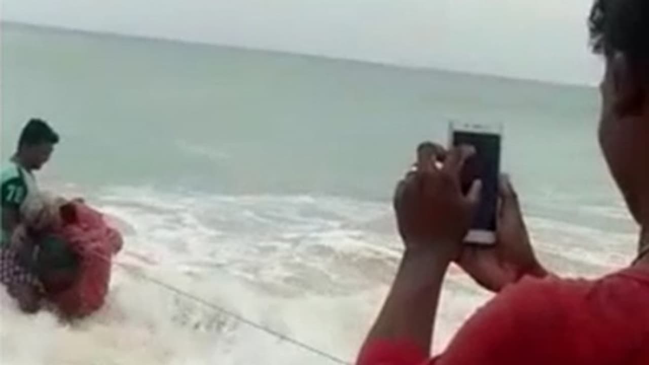 உணவு கேட்டு வந்த வயதான பெண்...! கடலில் தூக்கி வீசப்பட்ட பரிதாபம்...! கன்னியாகுமரியில் அதிர்ச்சி உணவு கேட்டு வந்த வயதான பெண்...! கடலில் தூக்கி வீசப்பட்ட பரிதாபம்...! கன்னியாகுமரியில் அதிர்ச்சி