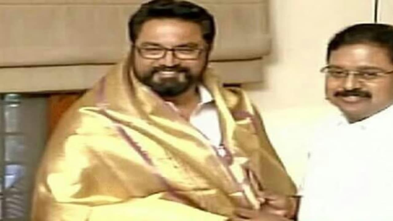 தினகரனுடன் கைகோர்த்ததன் எதிரொலி...விஜயபாஸ்கரைத் தொடர்ந்து சரத்குமார் வீட்டிலும் வருமான வரித்துறையினர் சோதனை... தினகரனுடன் கைகோர்த்ததன் எதிரொலி...விஜயபாஸ்கரைத் தொடர்ந்து சரத்குமார் வீட்டிலும் வருமான வரித்துறையினர் சோதனை...