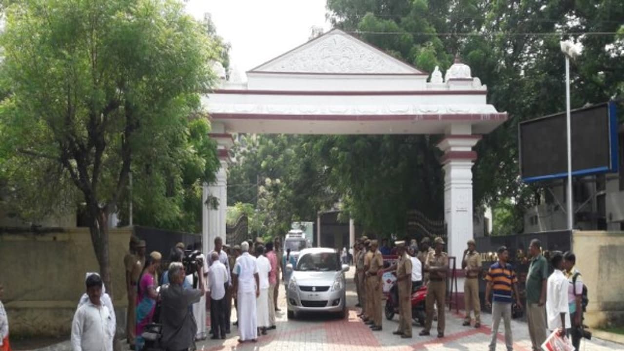 அமைச்சர் மூர்த்தியின் சொந்த தொகுதியில் கண்மாயை காணவில்லை; பொதுமக்கள் குற்றச்சாட்டு அமைச்சர் மூர்த்தியின் சொந்த தொகுதியில் கண்மாயை காணவில்லை; பொதுமக்கள் குற்றச்சாட்டு